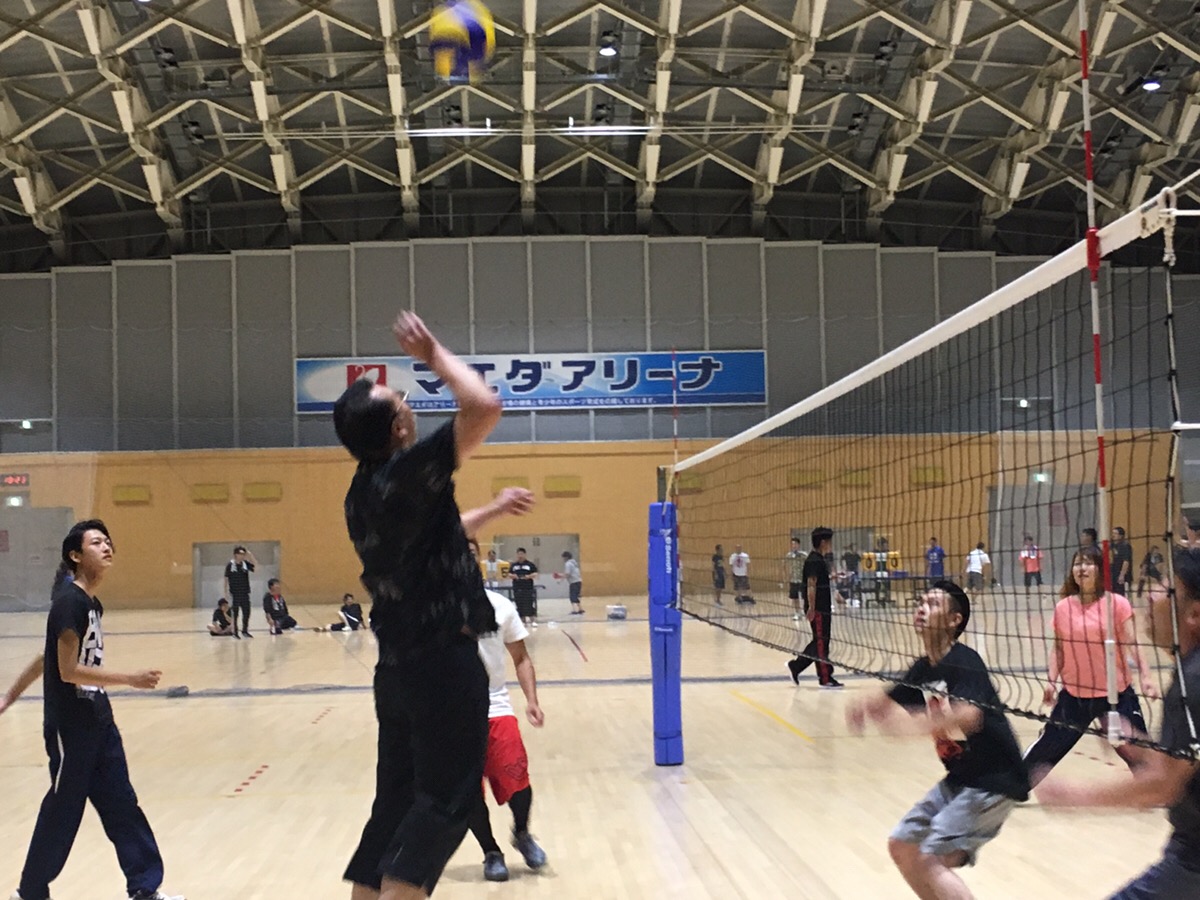 サンライズモーターススポーツ大会でバレーボールをする姿