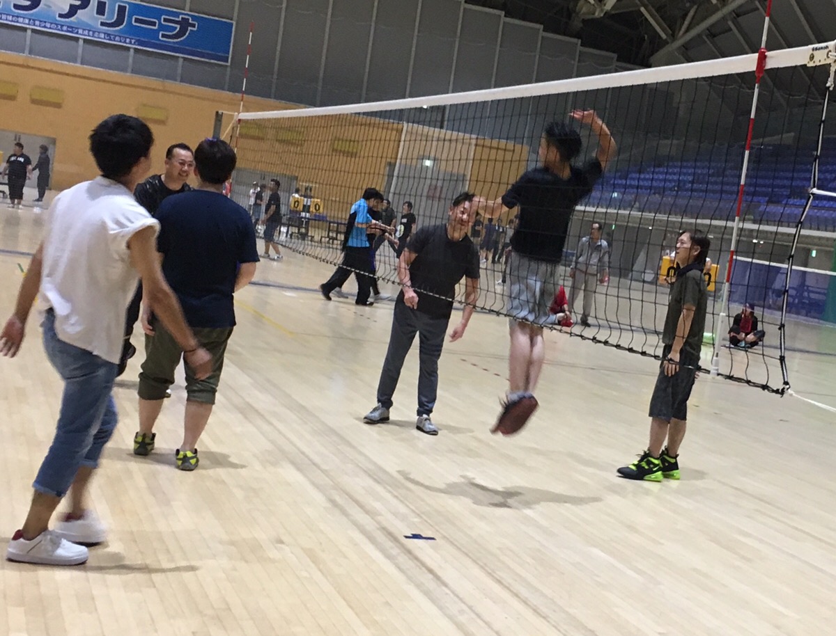 サンライズモーターススポーツ大会でスパイクを打つ新卒入社スタッフ